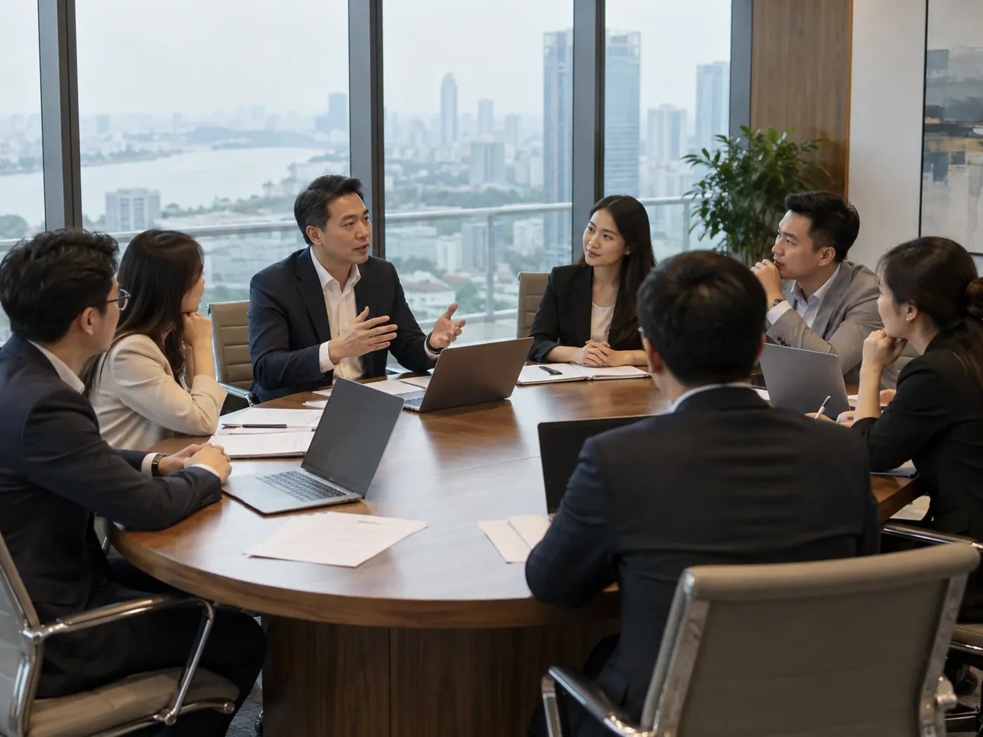 Ban lãnh đạo Công ty họp định kỳ quanh bàn họp